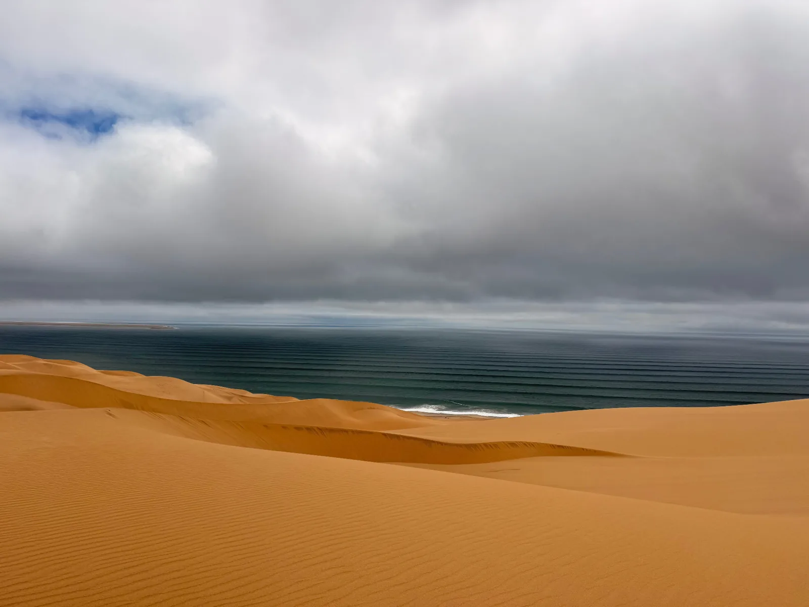 Dune rosse della Namibia con vista sull'Atlantico