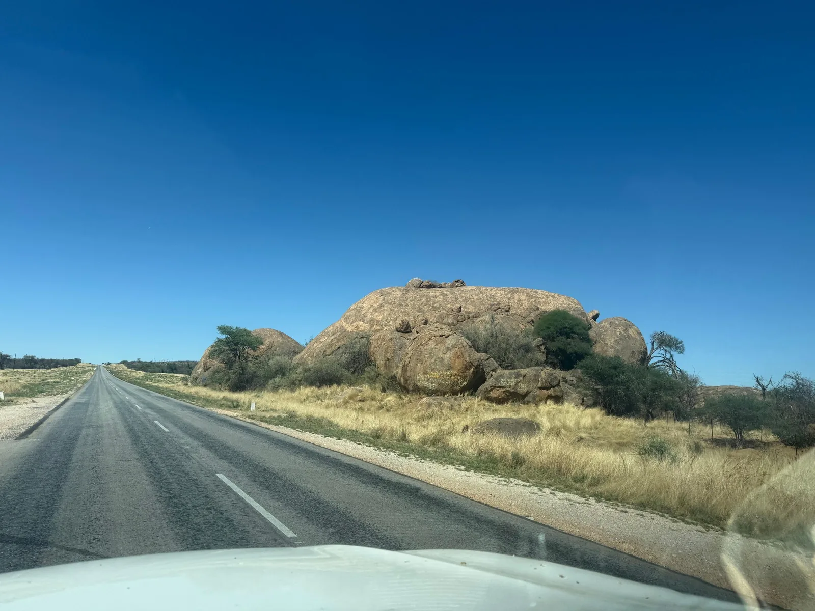 Pickup 4x4 con tenda sul tetto su pista namibiana