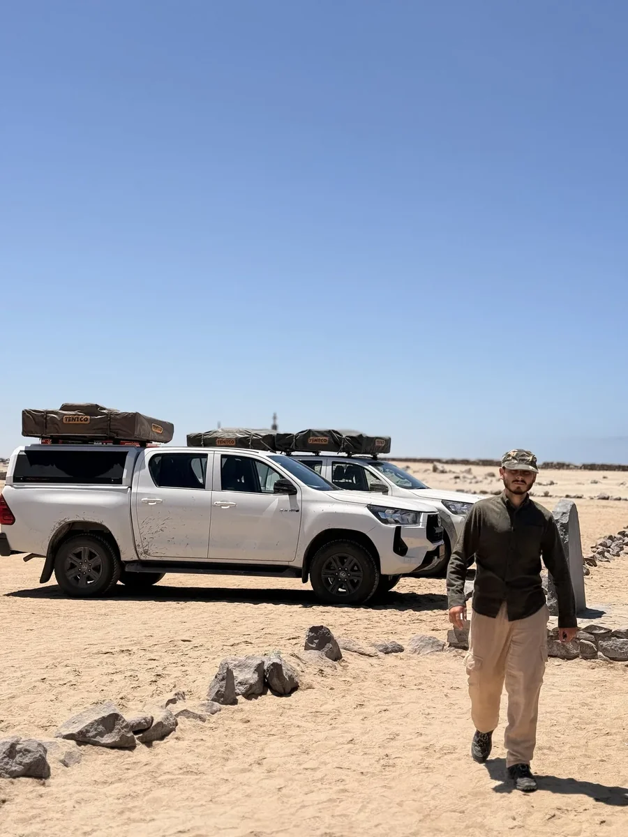 Aniello accanto ai due Toyota Hilux con tende da tetto, Namibia