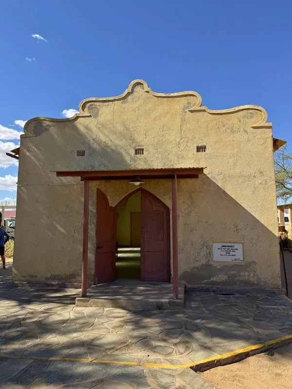 Vecchio rottame e chiesa di Solitaire lungo la strada